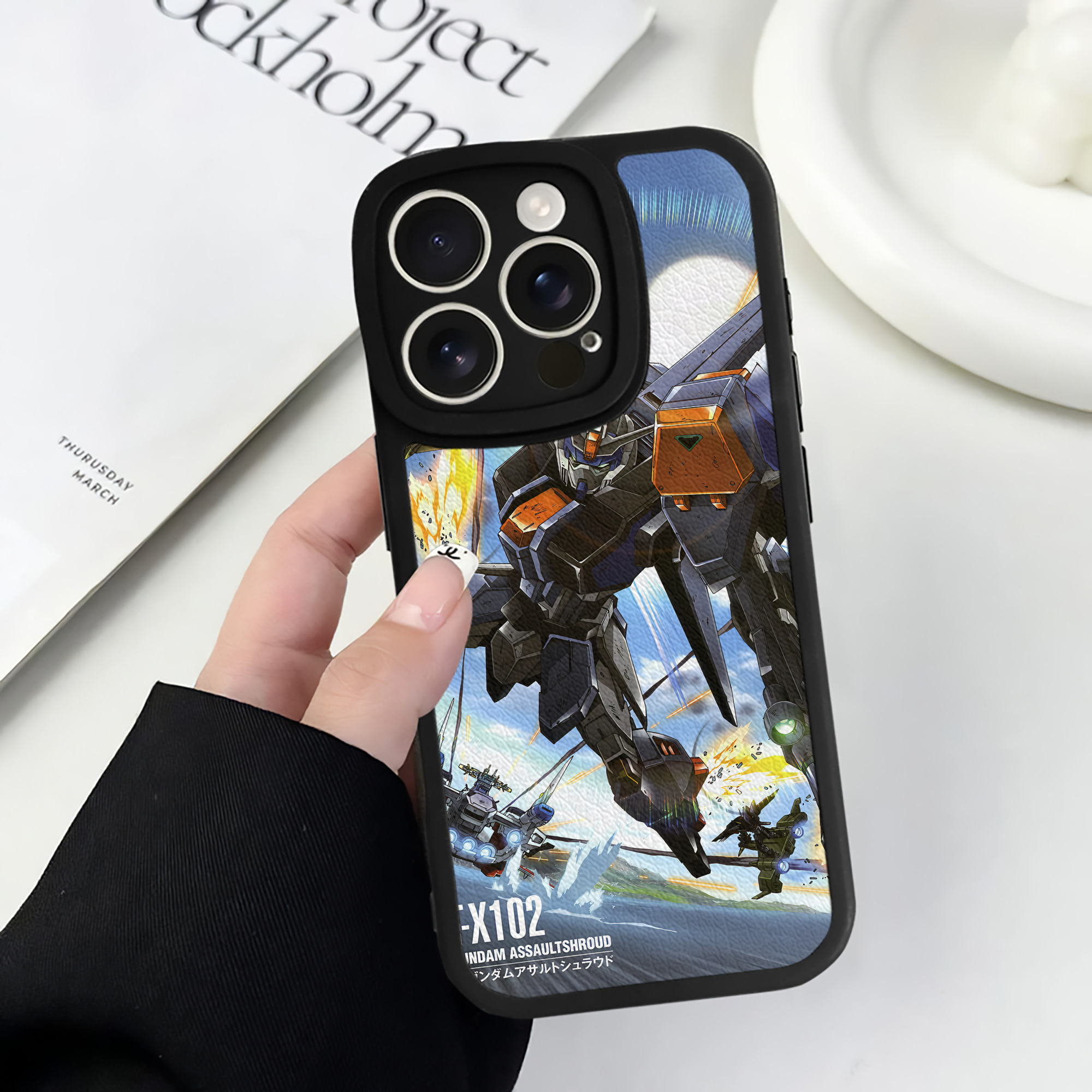 （画像用） 機動戦士ガンダム Mobile Suit Gundam 【iPhone 16シリーズ対応】シリコンスマホケース（レザー調） 材質：シリコン